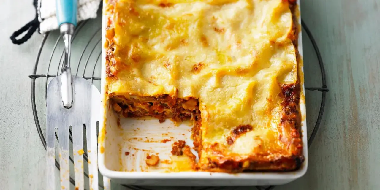 Ein köstliches Lasagne Rezept, frisch aus dem Ofen. Goldbraun überbacken mit Käse und bereit zum Servieren.