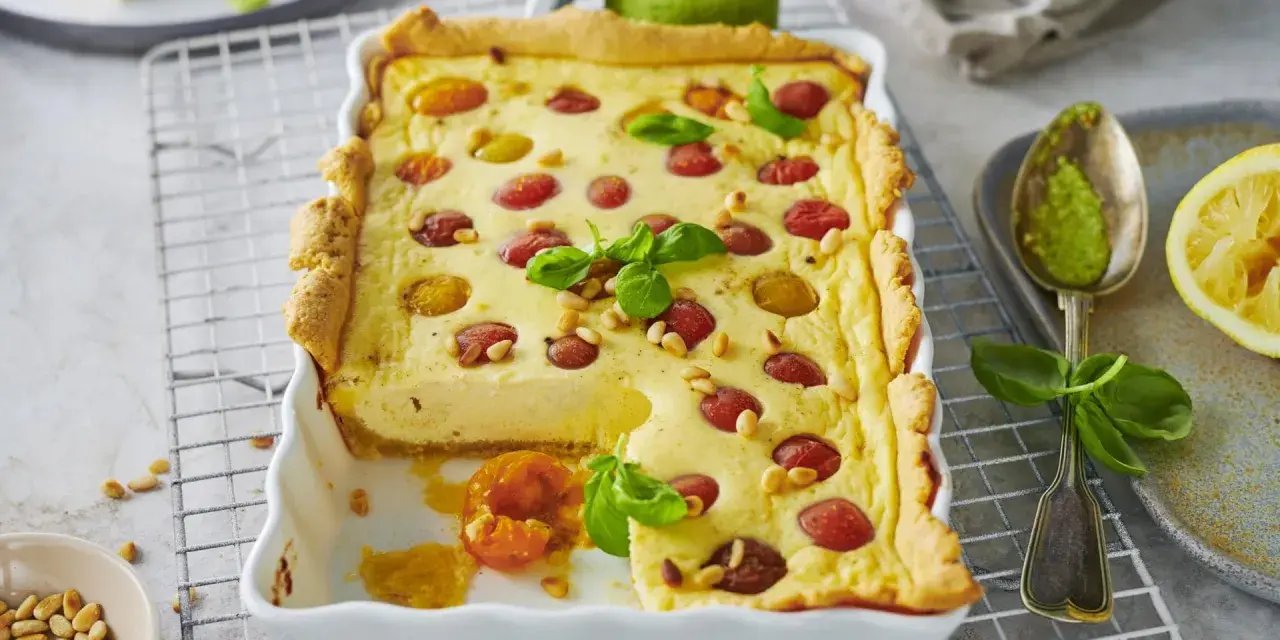 Herzhafte Ricotta-Tarte mit Kirschtomaten und Pinienkernen. Ein köstliches Beispiel für italienische Ricotta Rezepte, serviert mit Pesto.