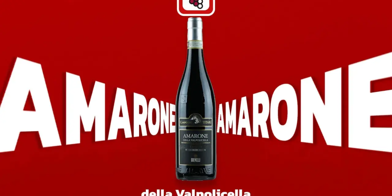 Eine Flasche Amarone della Valpolicella steht im Fokus, umgeben von riesigen weißen Buchstaben, die "Amarone" buchstabieren.