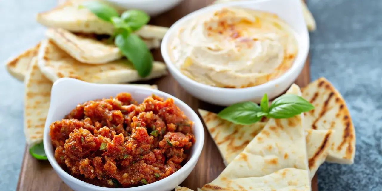 Leckeres Tomatendip Rezept mit Hummus und Fladenbrot. Perfekt zum Dippen und Genießen.