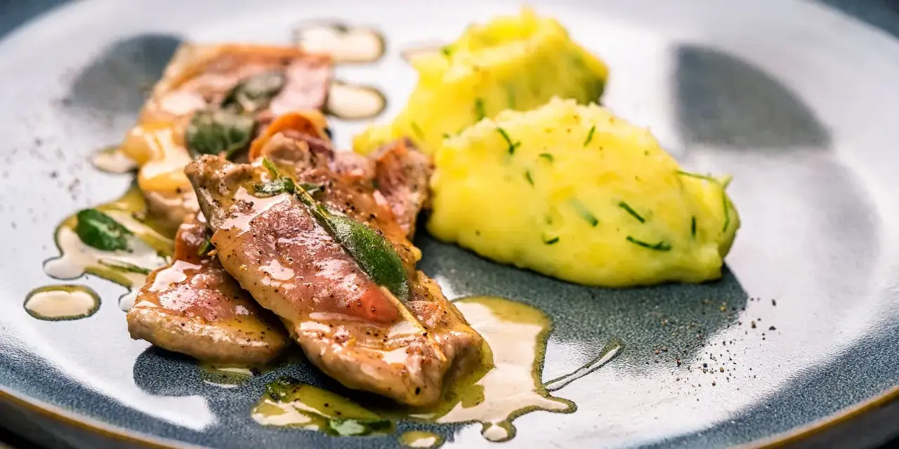 Saltimbocca Rezepte Italienisch: Zarte Kalbsschnitzel mit Salbei und Schinken, serviert mit cremigem Kartoffelpüree.