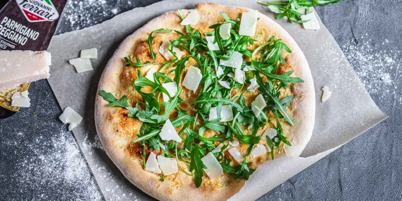 Pizza bianca mit Rucola und Parmigiano Reggiano. Ein einfaches, aber köstliches pizza bianca rezept.