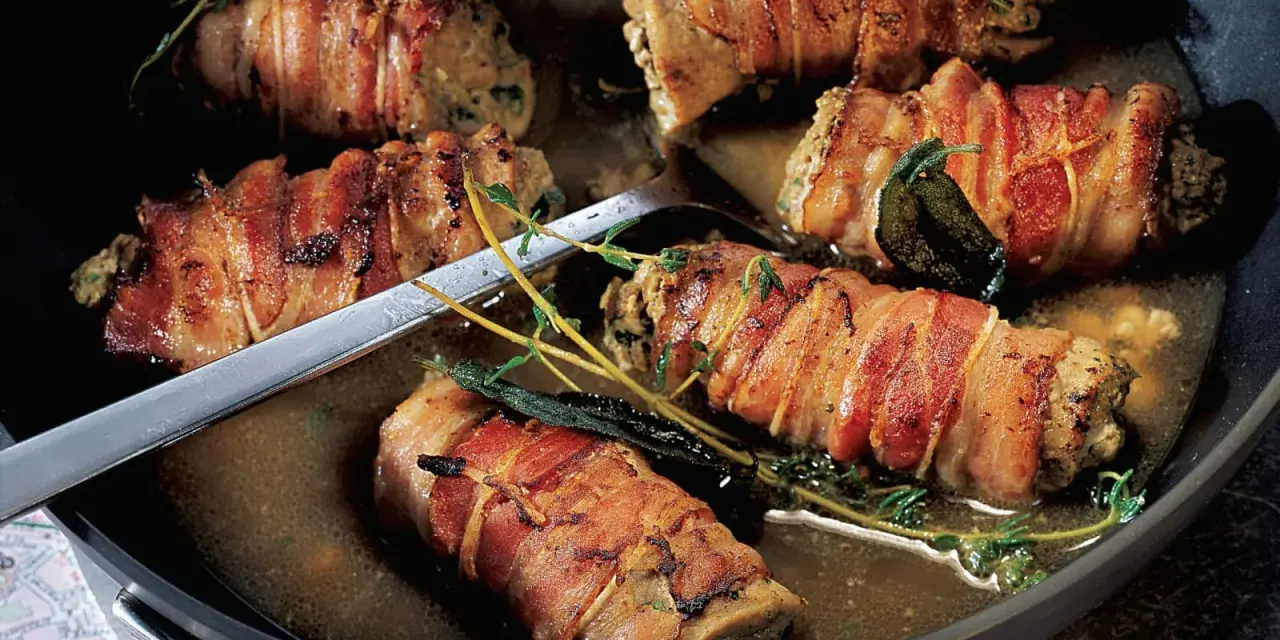 Herzhafte Involtini, in Speck gewickelt und in einer Pfanne mit Kräutern geschmort – das beste Involtini Rezept für Genießer.