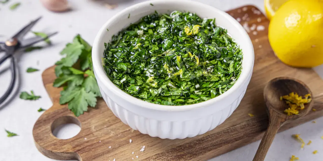 Frische Gremolata, ein klassisches italienisches Rezept, zubereitet mit Petersilie, Knoblauch und Zitronenschale. Perfekt für Osso Buco.