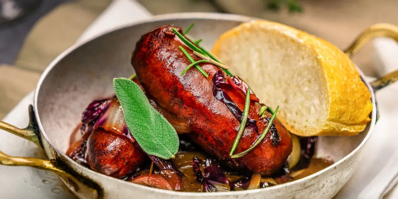 Herzhafte italienische Bratwurst Salsiccia mit Rotkohl und Brot. Ein köstliches Rezept für Salsiccia.