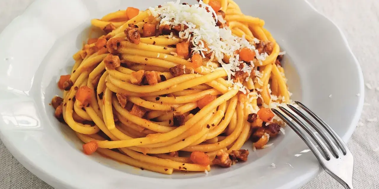 Bucatini all'amatriciana rezept: Nudeln mit würziger Tomatensoße, Guanciale und Pecorino. Ein Klassiker der italienischen Küche.