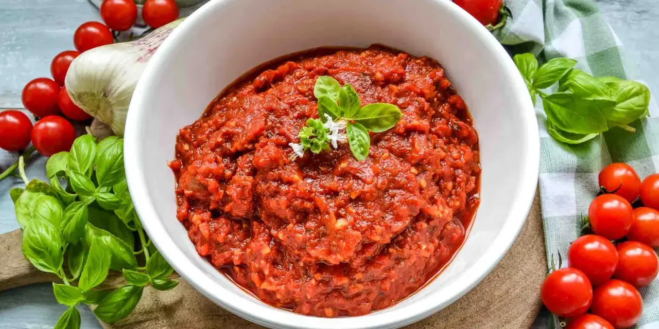 Hausgemachte Pizza Sauce wie in der Pizzeria, mit frischen Tomaten, Knoblauch und Basilikum.