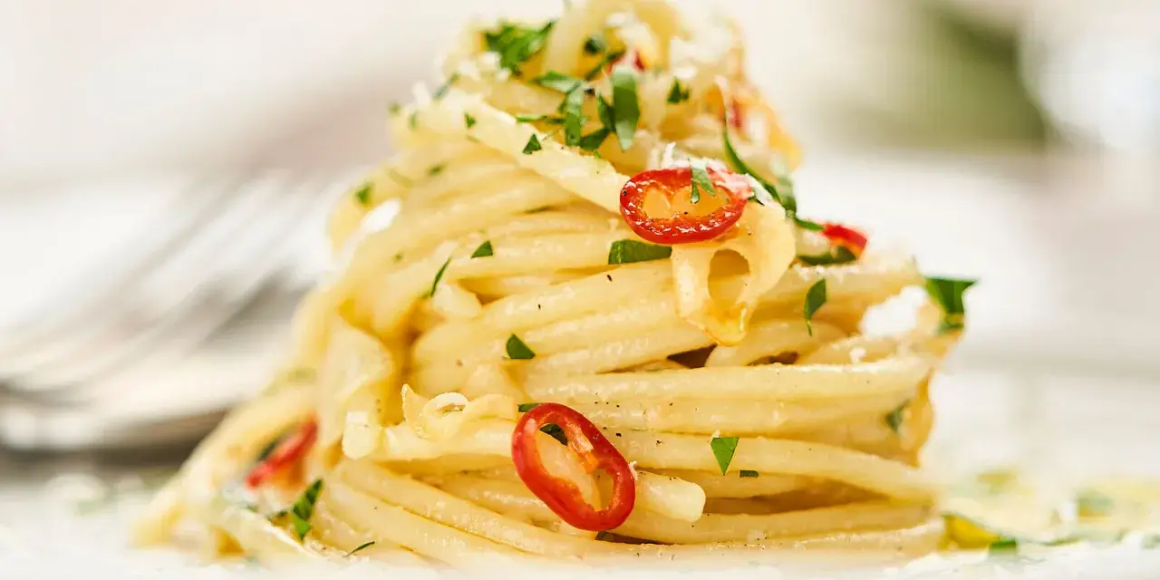 Ein Teller mit köstlichen Spaghetti Aglio e Olio, einem Klassiker der italienischen Küche. Perfekt für einfache, aber geschmackvolle spaghetti rezepte italienisch.
