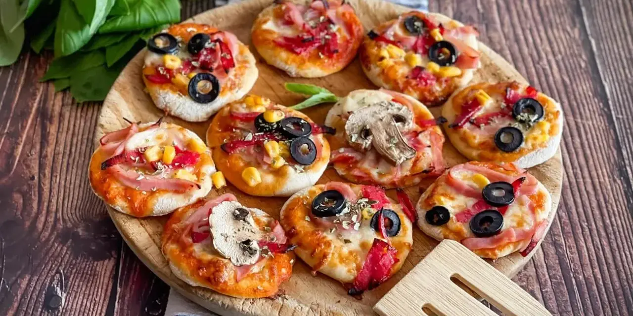Mini pizzas mit Schinken, Mais und Oliven, ein tolles mini pizza rezept für jeden Anlass.