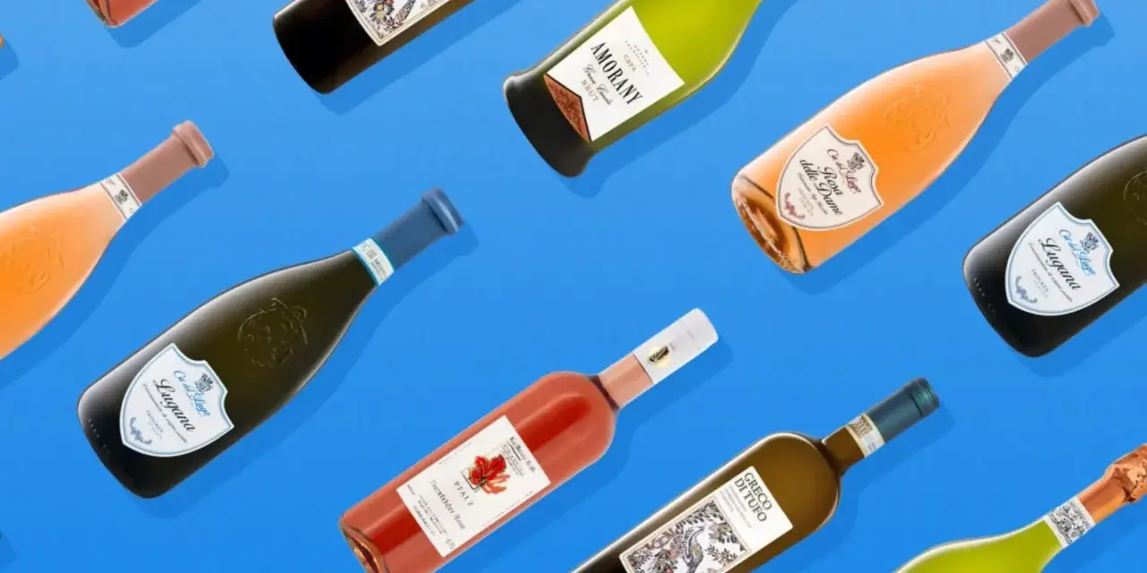 Flaschen mit verschiedenen Weinen, darunter Rosé und Weißwein, sind auf blauem Hintergrund angeordnet. Ein Hauch von Venetien Wein in jeder Flasche.