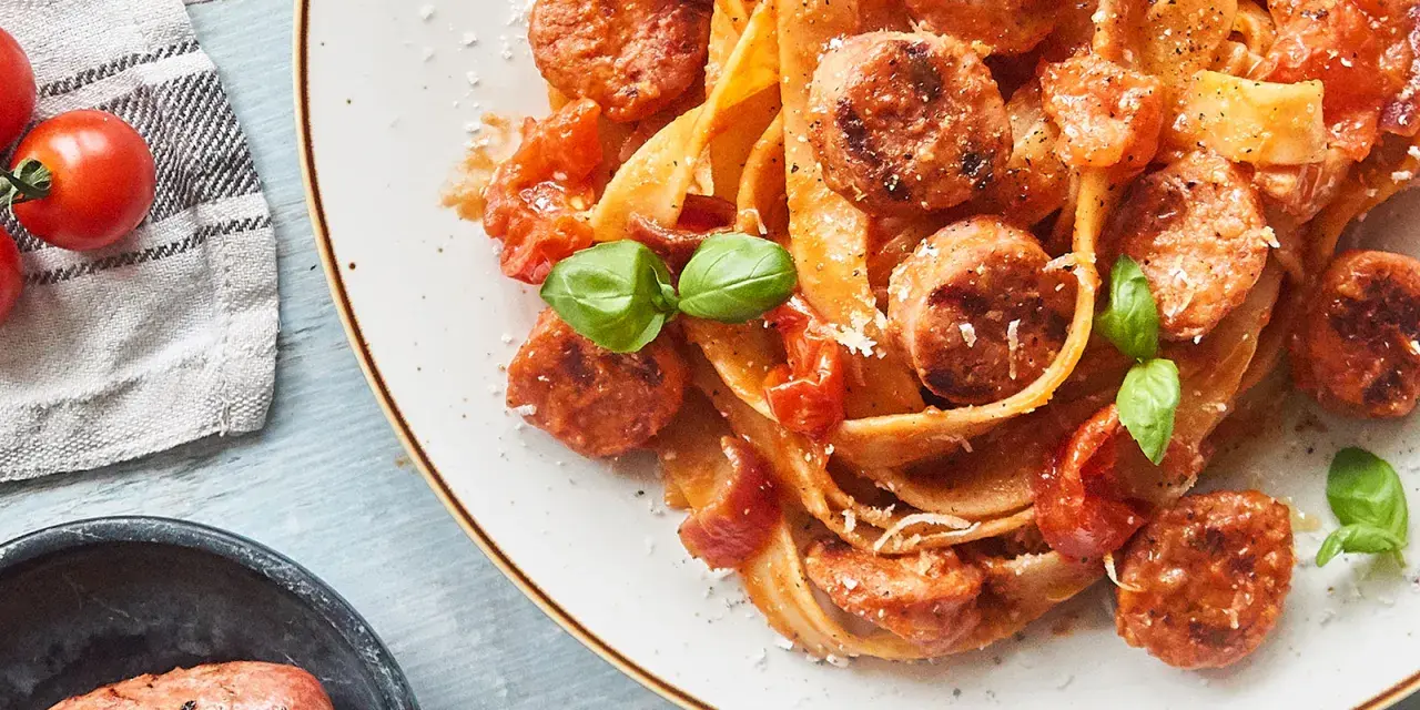 Herzhafte Pasta mit Salsiccia und Tomaten, ein Klassiker der italienischen Küche. Köstliche Salsiccia Rezepte Italienisch.