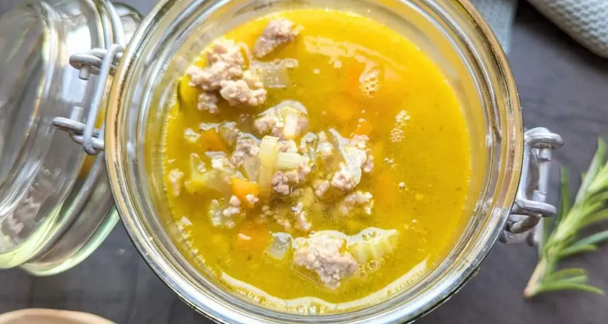 Herzhafte Suppe mit Hackfleisch und Gemüse im Glas, ein köstliches ragu bianco für kalte Tage.