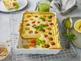 Herzhafte Ricotta-Tarte mit Kirschtomaten und Pinienkernen. Ein köstliches Beispiel für italienische Ricotta Rezepte, serviert mit Pesto.