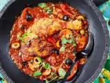 Herzhaftes Pollo Cacciatore in Tomatensauce mit Oliven, Kapern und Pilzen, garniert mit frischen Kräutern.