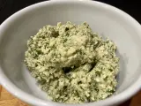Ein cremiger Käseaufstrich mit Kräutern, wie er für ein Moretum Rezept typisch ist.