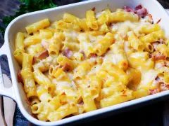 Herzhaftes Nudel Schinken Gratin mit geschmolzenem Käse, bereit zum Genießen.