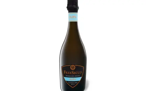 Flasche mit wein mit wenig alkohol (0,0%), "FreeSecco Sparkling White" auf dem Etikett.