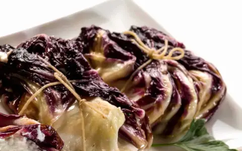 Zwei gebundene Radicchio-Köpfe, bereit für ein köstliches italienisches Radicchio-Rezept.