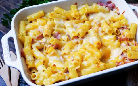 Herzhaftes Nudel Schinken Gratin mit geschmolzenem Käse, bereit zum Genießen.
