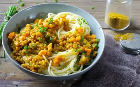 Spaghetti mit einer würzigen Linsensauce, inspiriert von einem gelbe Linsen Rezept italienisch. Garniert mit Schnittlauch.