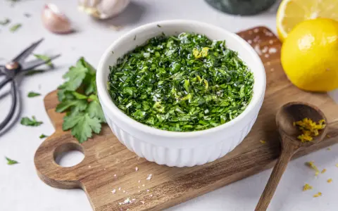Frische Gremolata, ein klassisches italienisches Rezept, zubereitet mit Petersilie, Knoblauch und Zitronenschale. Perfekt für Osso Buco.