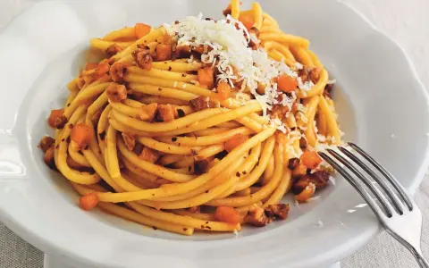 Bucatini all'amatriciana rezept: Nudeln mit würziger Tomatensoße, Guanciale und Pecorino. Ein Klassiker der italienischen Küche.