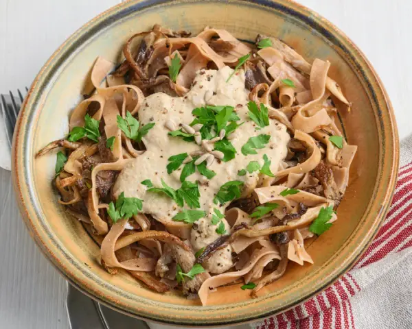 Herzhafte Pasta mit Pilzen, cremiger Sauce und frischer Petersilie. Ein köstliches italienisches Gericht, das Lust auf mehr macht.