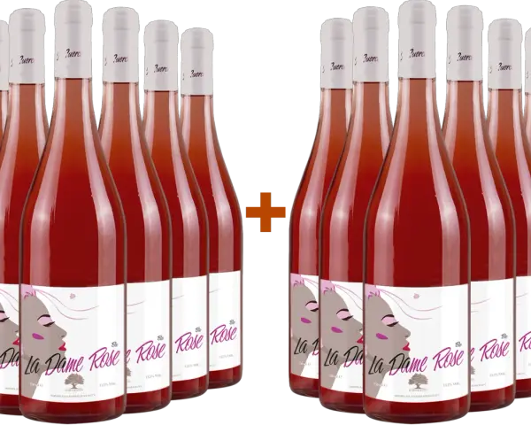 Zwölf Flaschen lieblicher Roséwein "La Dame Rose" stehen nebeneinander.