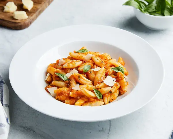 Ein Teller Gnocchetti Sardi mit Tomatensauce, Parmesan und Basilikum. Ein köstliches Gnocchetti Sardi Rezept zum Nachkochen.