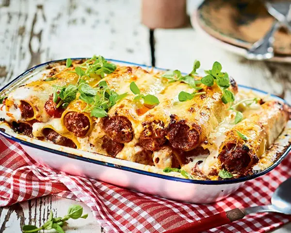 Herzhafte cannelloni mit rohem hackfleisch, überbacken mit Käse und garniert mit frischen Kräutern. Ein Genuss für die ganze Familie.