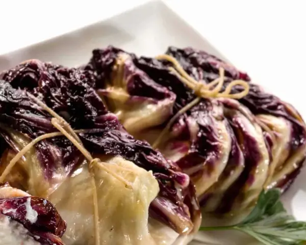 Zwei gebundene Radicchio-Köpfe, bereit für ein köstliches italienisches Radicchio-Rezept.