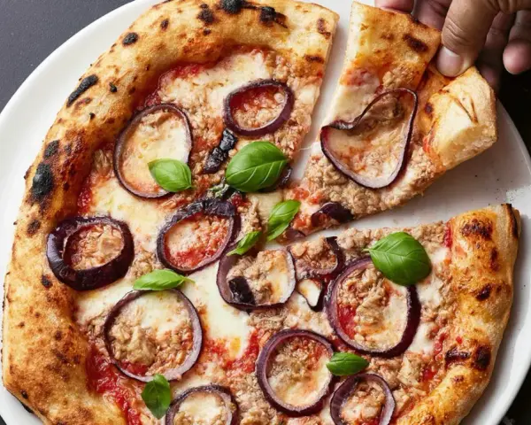 Italienisches Thunfisch Pizza Rezept: knuspriger Teig, Tomaten, Mozzarella, Thunfisch, rote Zwiebeln und Basilikum.
