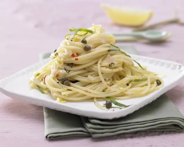 Spaghetti mit Kapern, Zitrone und Chili – eine köstliche Idee für italienische Rezepte.