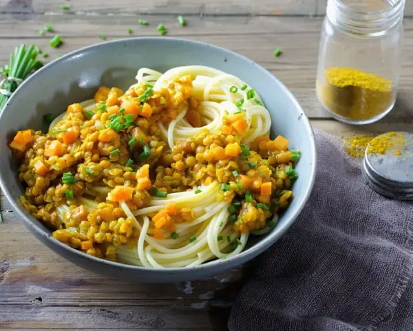 Spaghetti mit einer würzigen Linsensauce, inspiriert von einem gelbe Linsen Rezept italienisch. Garniert mit Schnittlauch.