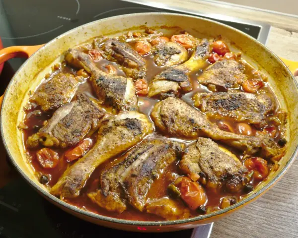 Herzhaftes Huhn in Tomatensoße, ein Klassiker der italienischen Küche. Perfekt für ein Familienessen.