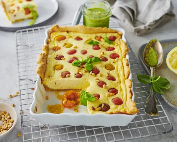 Herzhafte Ricotta-Tarte mit Kirschtomaten und Pinienkernen. Ein köstliches Beispiel für italienische Ricotta Rezepte, serviert mit Pesto.