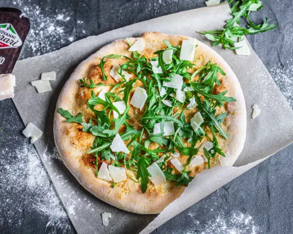 Pizza bianca mit Rucola und Parmigiano Reggiano. Ein einfaches, aber köstliches pizza bianca rezept.