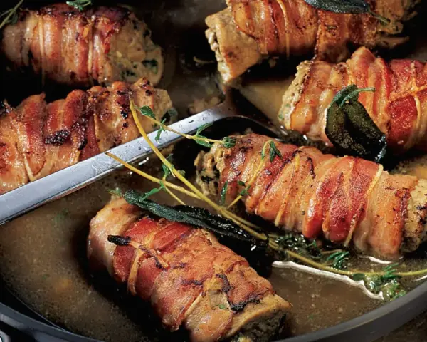 Herzhafte Involtini, in Speck gewickelt und in einer Pfanne mit Kräutern geschmort – das beste Involtini Rezept für Genießer.