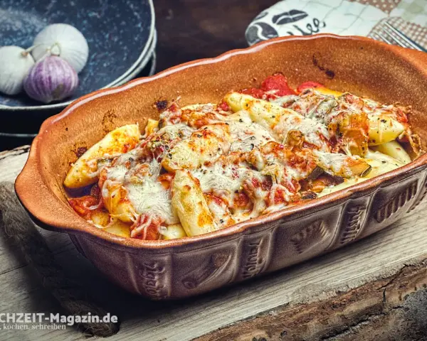 Ein köstlicher italienischer Auflauf mit geschmolzenem Käse und Tomatensauce in einer rustikalen Auflaufform.
