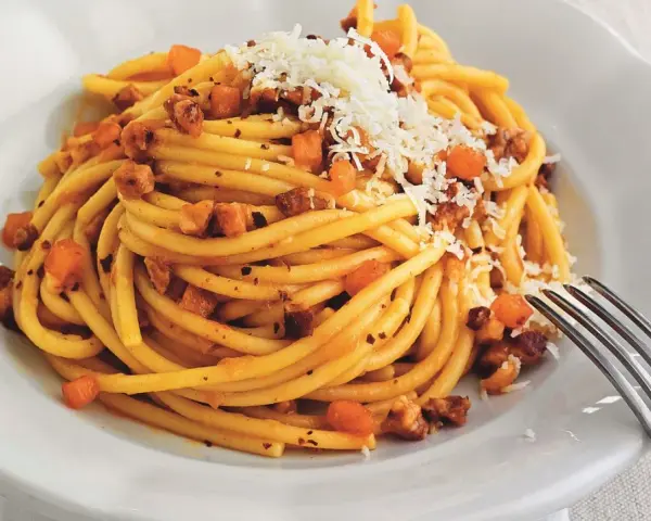 Bucatini all'amatriciana rezept: Nudeln mit würziger Tomatensoße, Guanciale und Pecorino. Ein Klassiker der italienischen Küche.