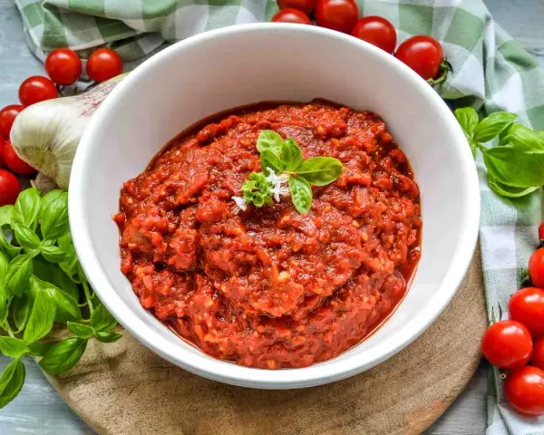 Hausgemachte Pizza Sauce wie in der Pizzeria, mit frischen Tomaten, Knoblauch und Basilikum.