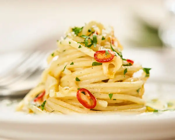 Ein Teller mit köstlichen Spaghetti Aglio e Olio, einem Klassiker der italienischen Küche. Perfekt für einfache, aber geschmackvolle spaghetti rezepte italienisch.