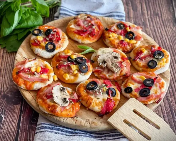 Mini pizzas mit Schinken, Mais und Oliven, ein tolles mini pizza rezept für jeden Anlass.
