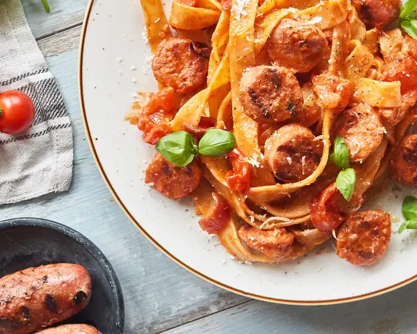 Herzhafte Pasta mit Salsiccia und Tomaten, ein Klassiker der italienischen Küche. Köstliche Salsiccia Rezepte Italienisch.