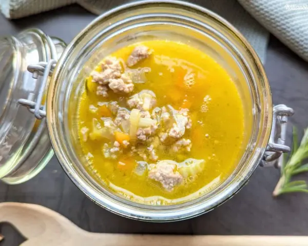 Herzhafte Suppe mit Hackfleisch und Gemüse im Glas, ein köstliches ragu bianco für kalte Tage.
