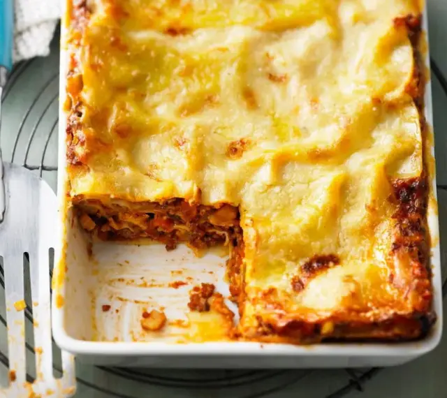 Ein köstliches Lasagne Rezept, frisch aus dem Ofen. Goldbraun überbacken mit Käse und bereit zum Servieren.