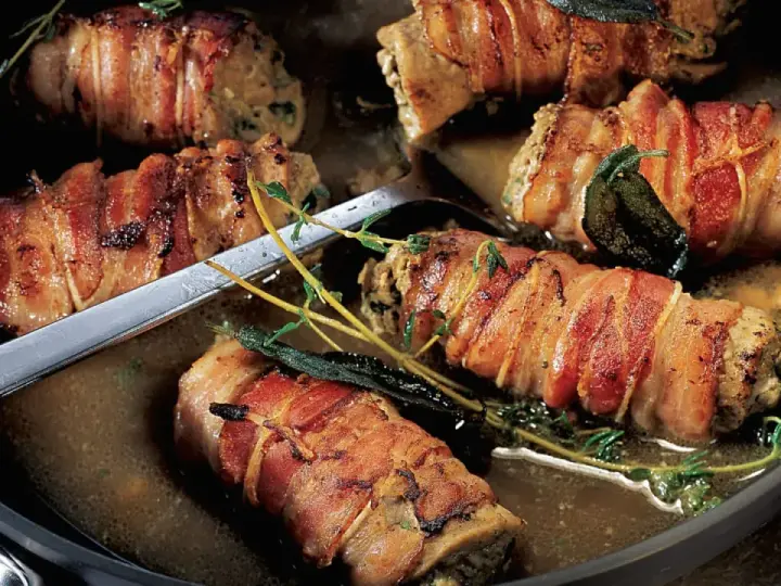 Herzhafte Involtini, in Speck gewickelt und in einer Pfanne mit Kräutern geschmort – das beste Involtini Rezept für Genießer.
