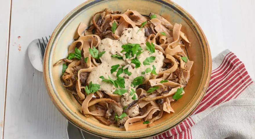 Herzhafte Pasta mit Pilzen, cremiger Sauce und frischer Petersilie. Ein köstliches italienisches Gericht, das Lust auf mehr macht.