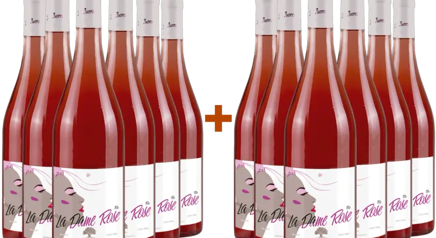 Zwölf Flaschen lieblicher Roséwein "La Dame Rose" stehen nebeneinander.