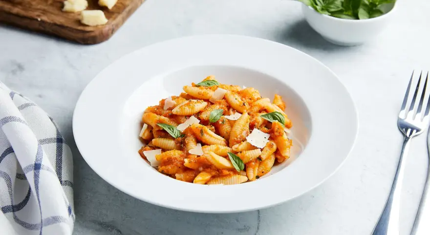 Ein Teller Gnocchetti Sardi mit Tomatensauce, Parmesan und Basilikum. Ein köstliches Gnocchetti Sardi Rezept zum Nachkochen.